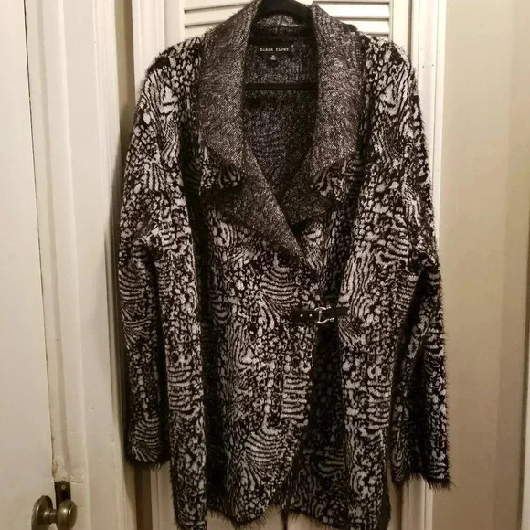Black Rivet Black & White Sweater with Horseshoe Buckle Sz XL - Picture 1 of 8